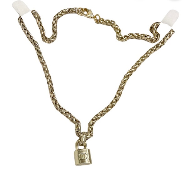 CHANEL Authentic Lockit Pendant & Vintage Chain Champagne Gold Plated Ne… - Picture 4 of 13